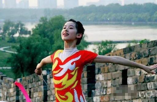 探索龙虎山悬棺之谜,令人啧啧称奇 探索龙虎山悬棺之谜,令人啧啧称奇