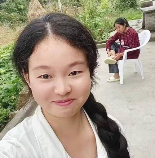含笑一现的意思简单（含笑一现的意思）